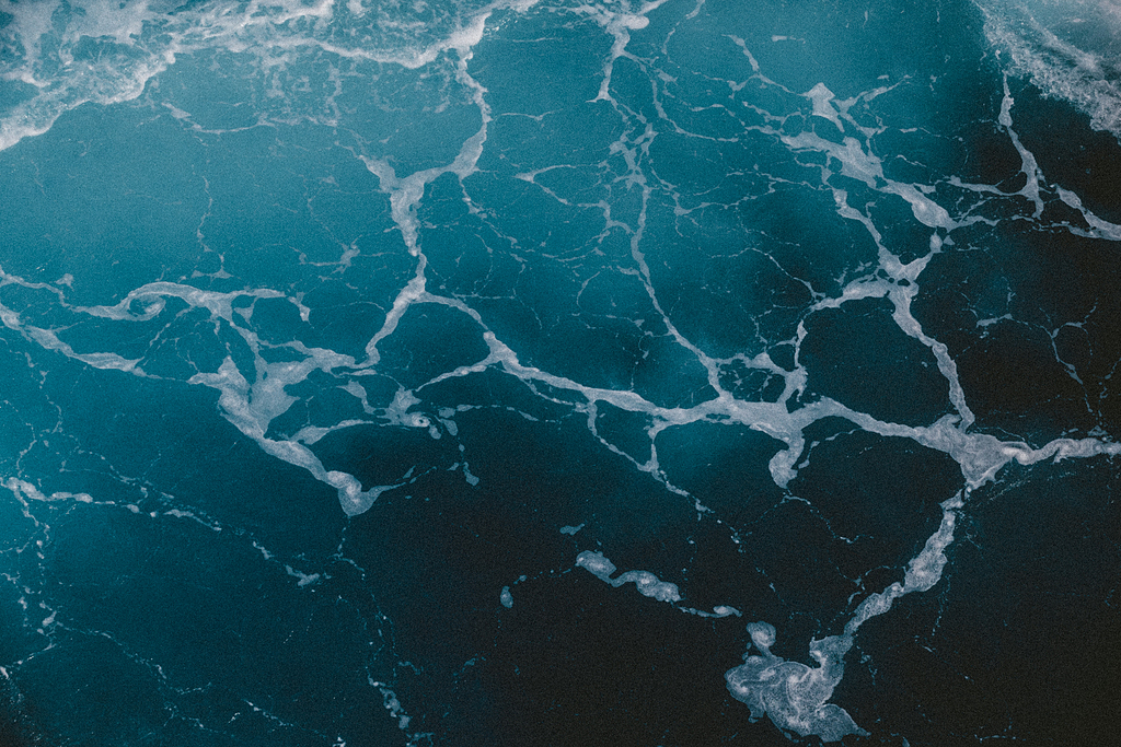 深蓝色海洋背景