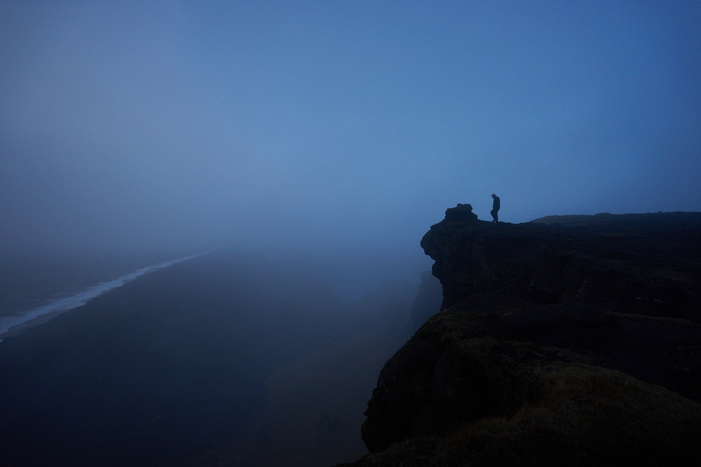 站在岩石悬崖上的迷雾