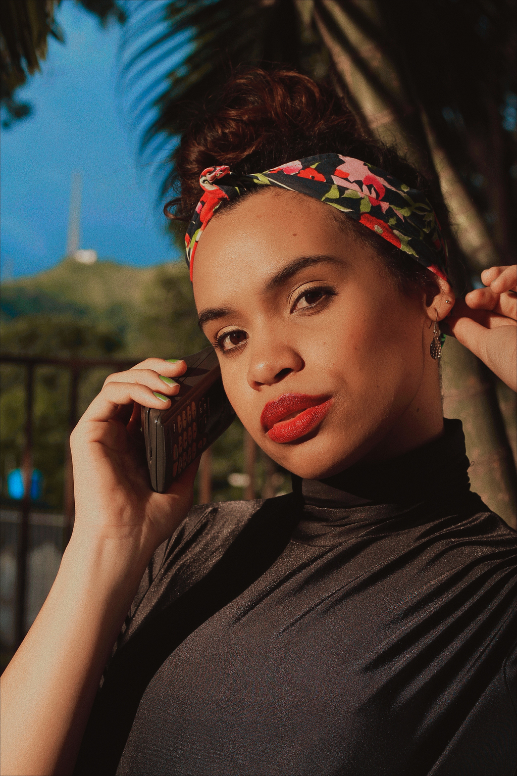 女子手持手机自拍