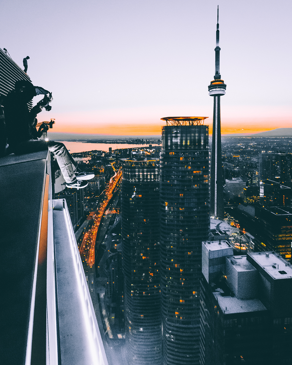 坐在大楼顶上看太空针塔的人