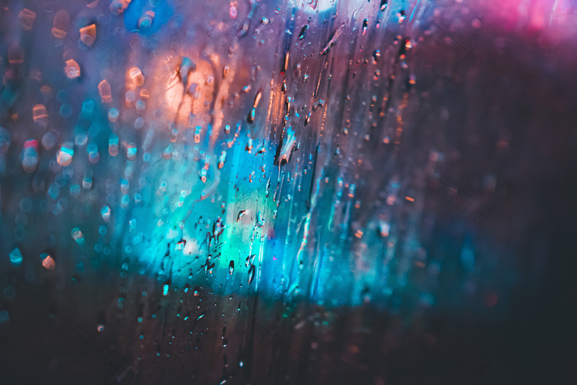 雨水打湿玻璃