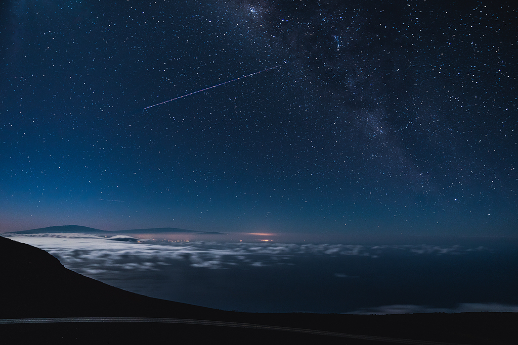 夜空中星星和落星的蓝黑色天空