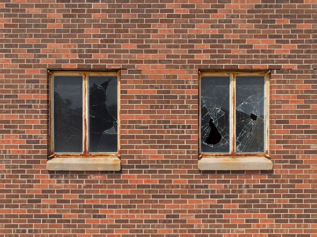 两个破碎玻璃窗