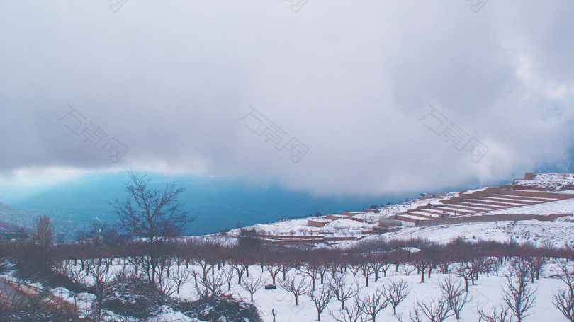 白云下的雪地