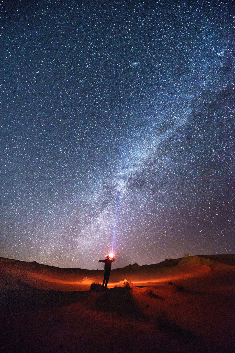 夜间人物剪影