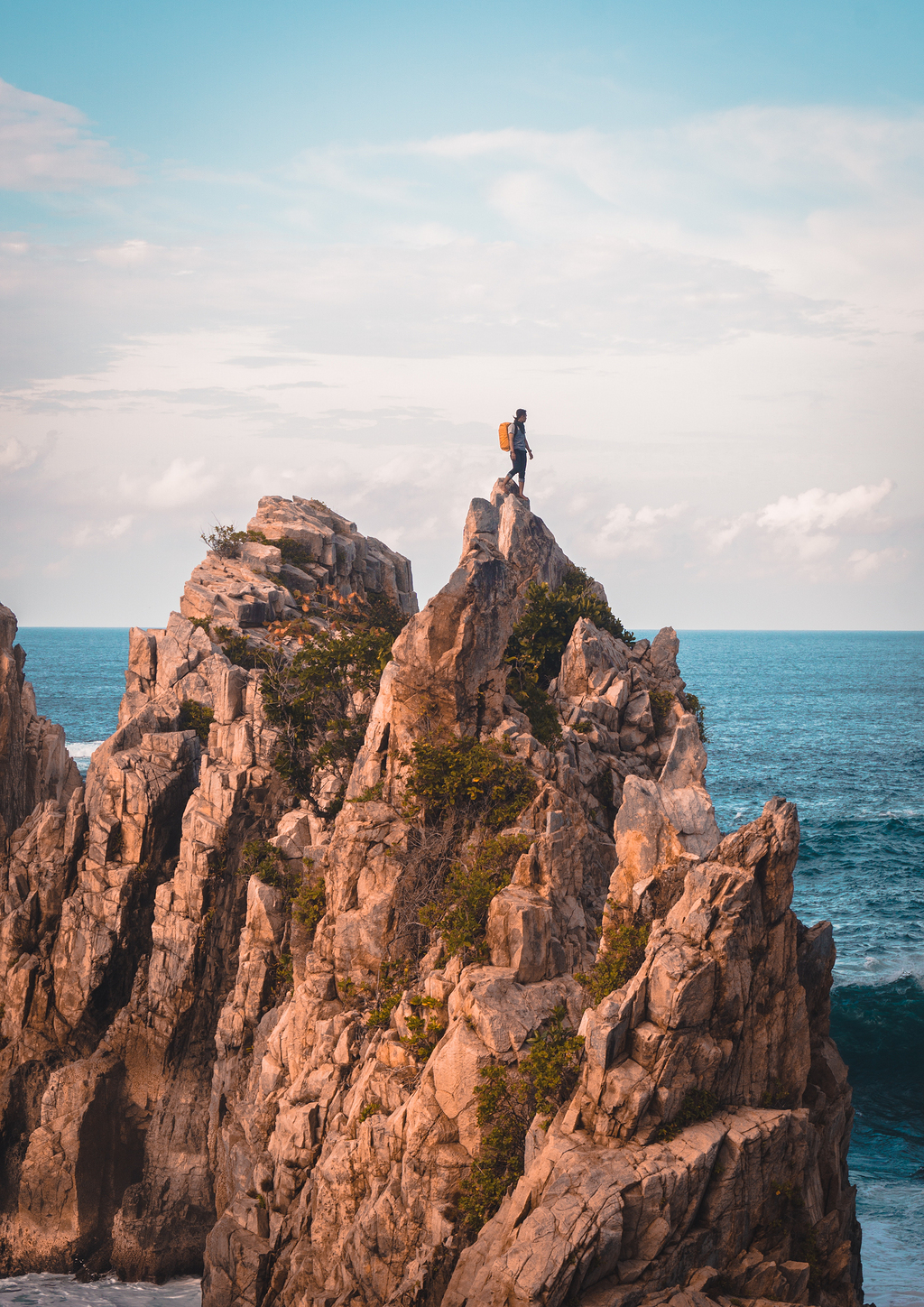 一个人站在悬崖边图片图片