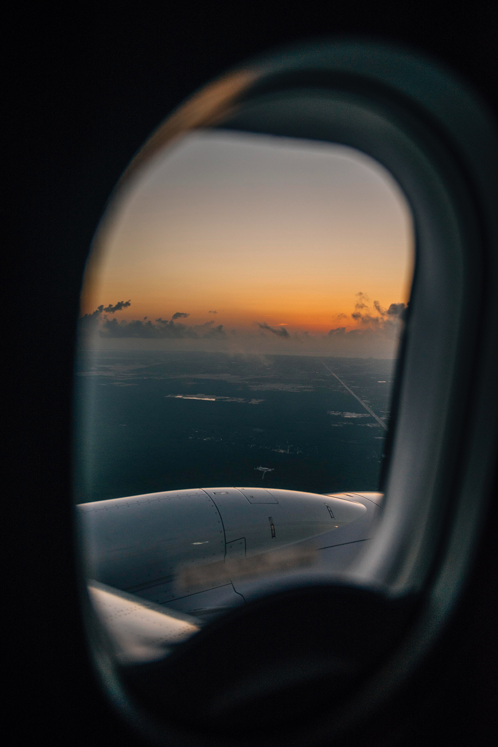 飞机窗口外景图片