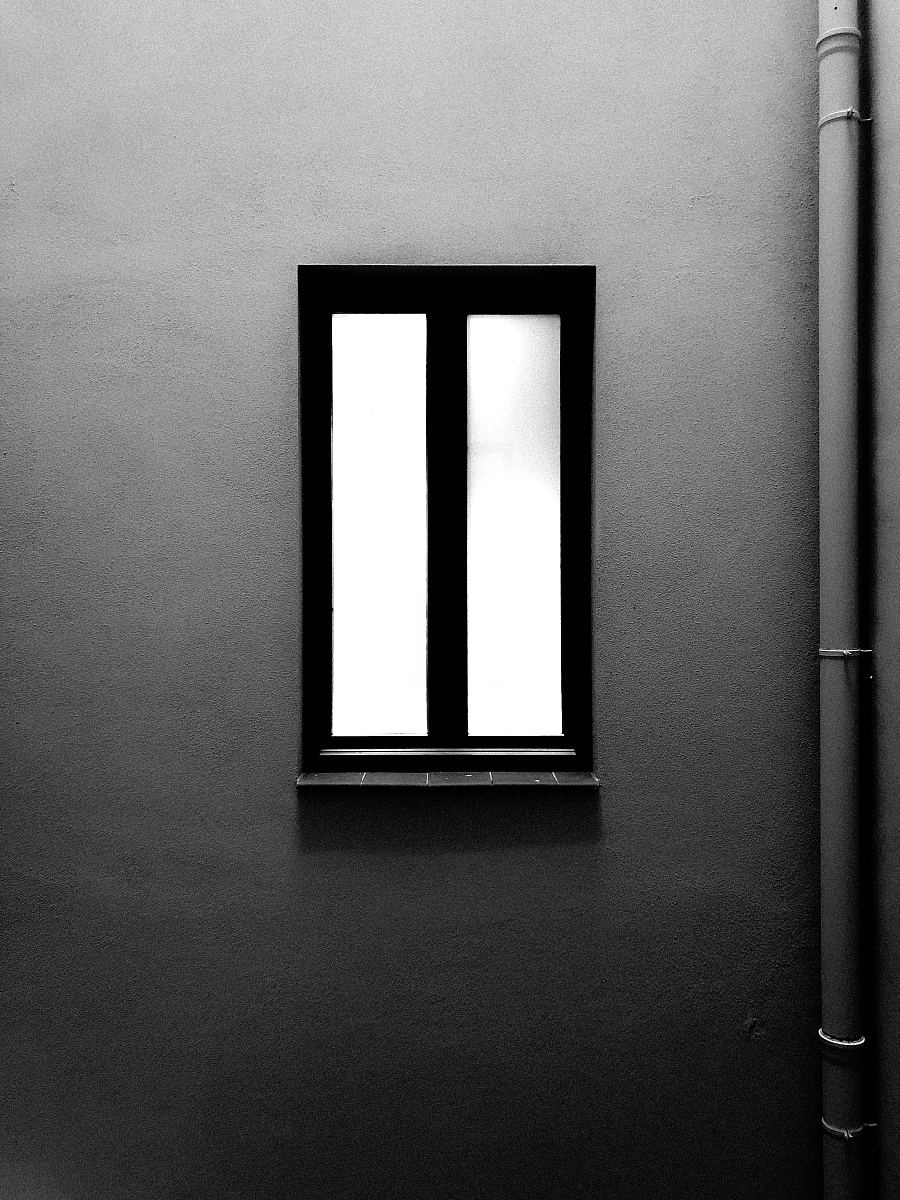 窗户,墙壁,黑白和颗粒