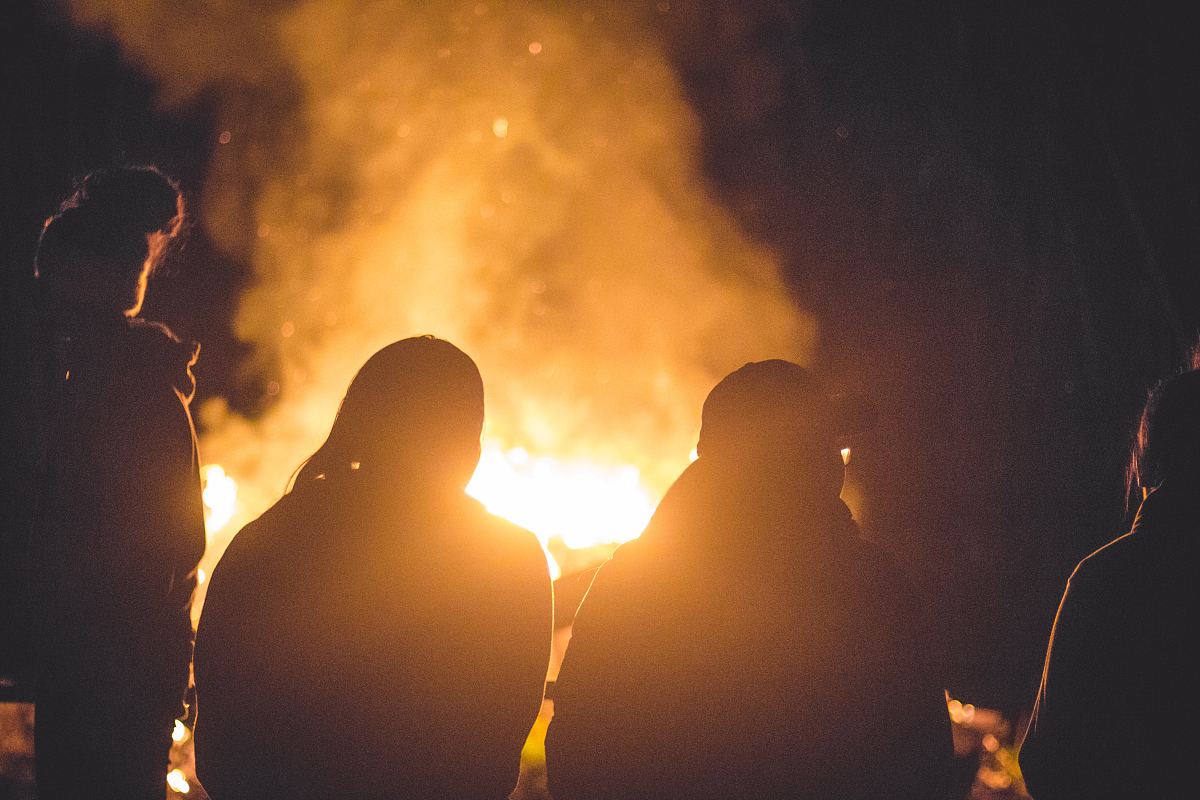 剪影,朋友和篝火