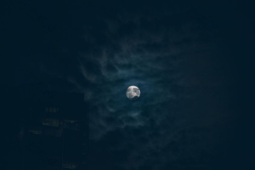 月亮在一片漆黑的天空中