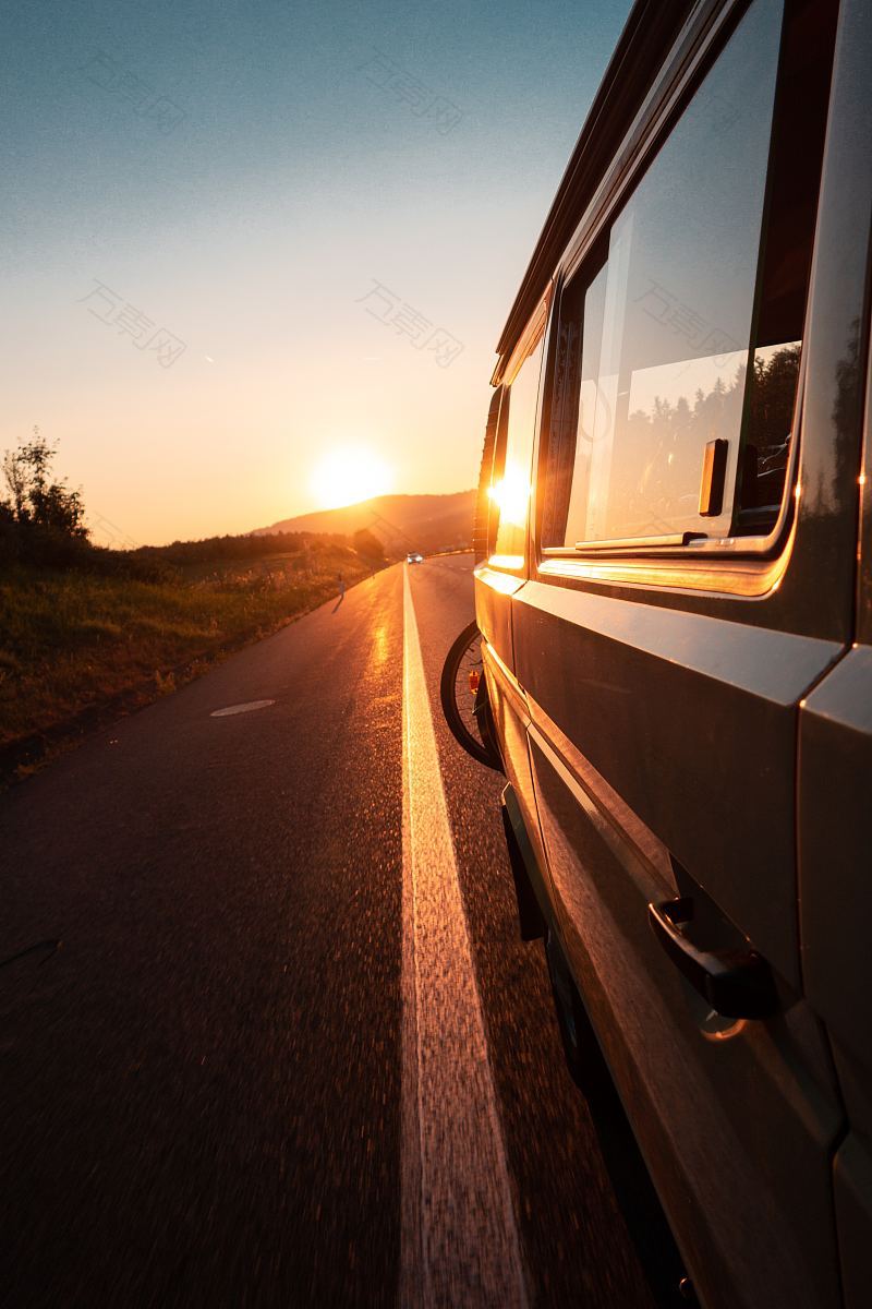 roadtrip通过乘驾车在公路上进行旅行的方式