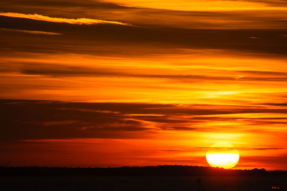 橙色黄昏戏剧和云高清