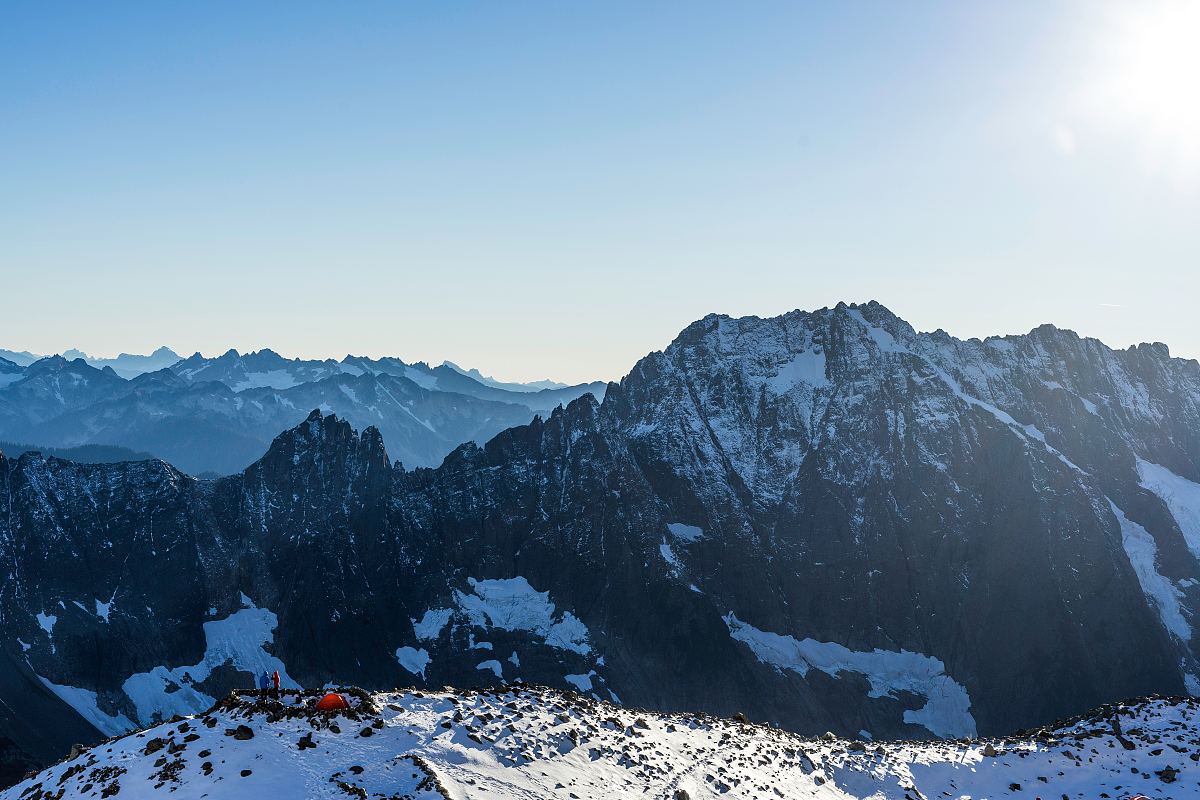 萨哈尔冰川营地