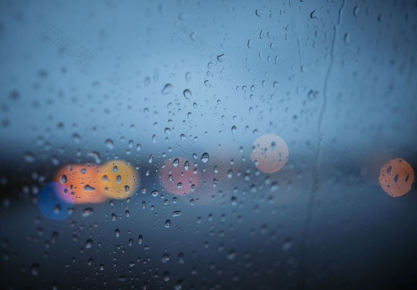 雨水打湿的玻璃