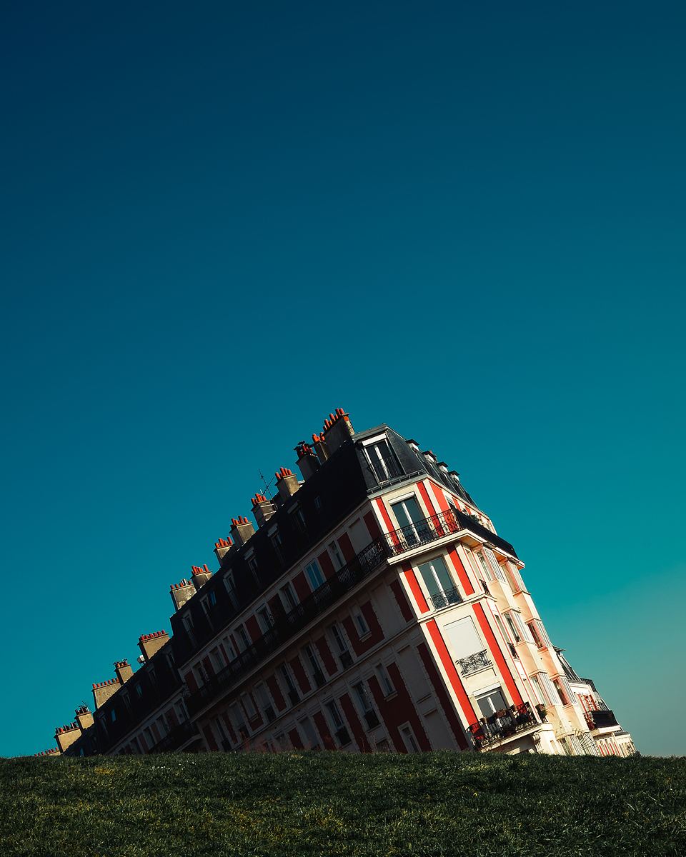 建筑蓝天和草地