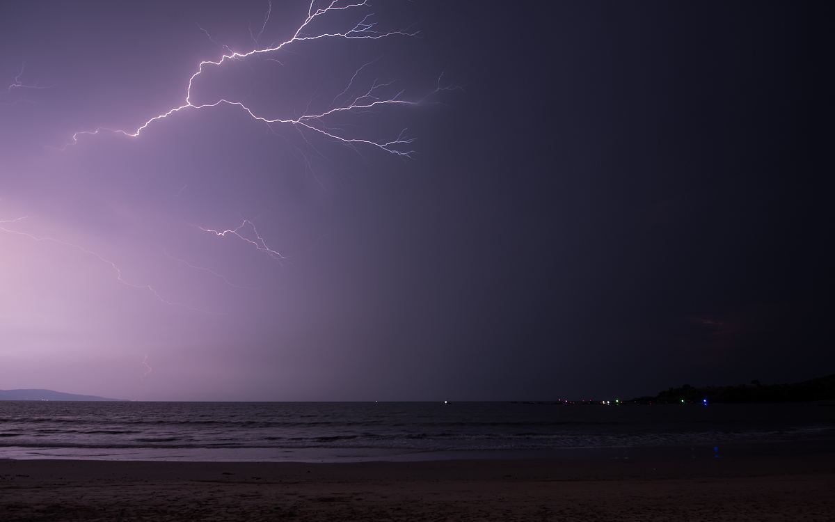 大海和雷声.