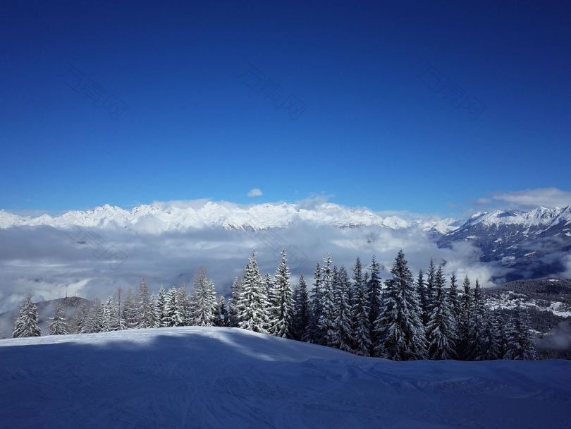 在白雪皑皑的山顶上云朵之上