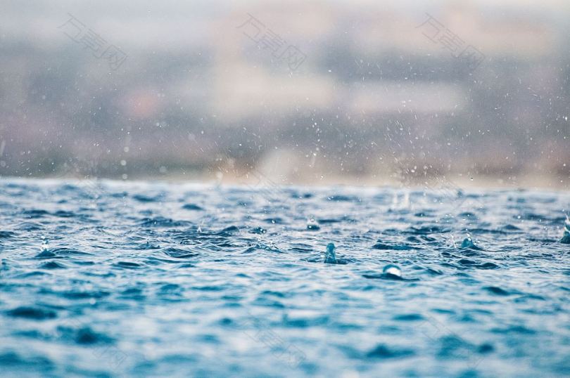 游泳池里的雨水