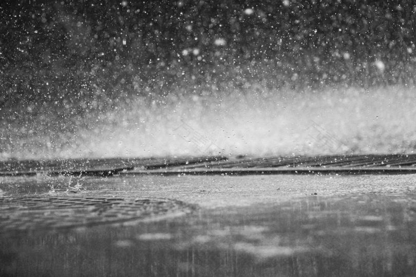 雨水溅及雨滴