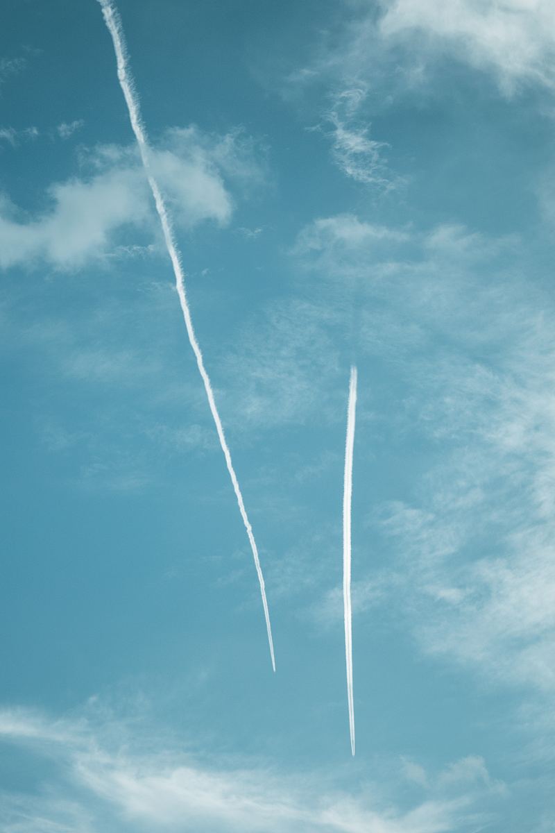 天空蓝色飞机和航迹高清