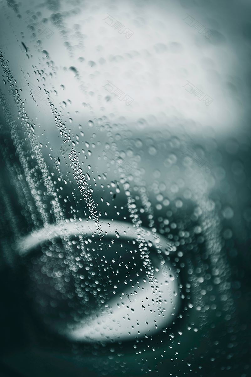 玻璃上的雨水