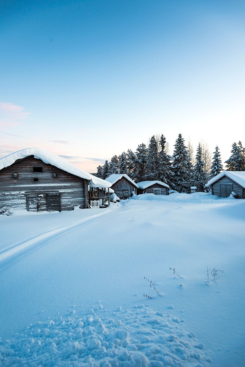 冬季下雪的村莊聖誕背景