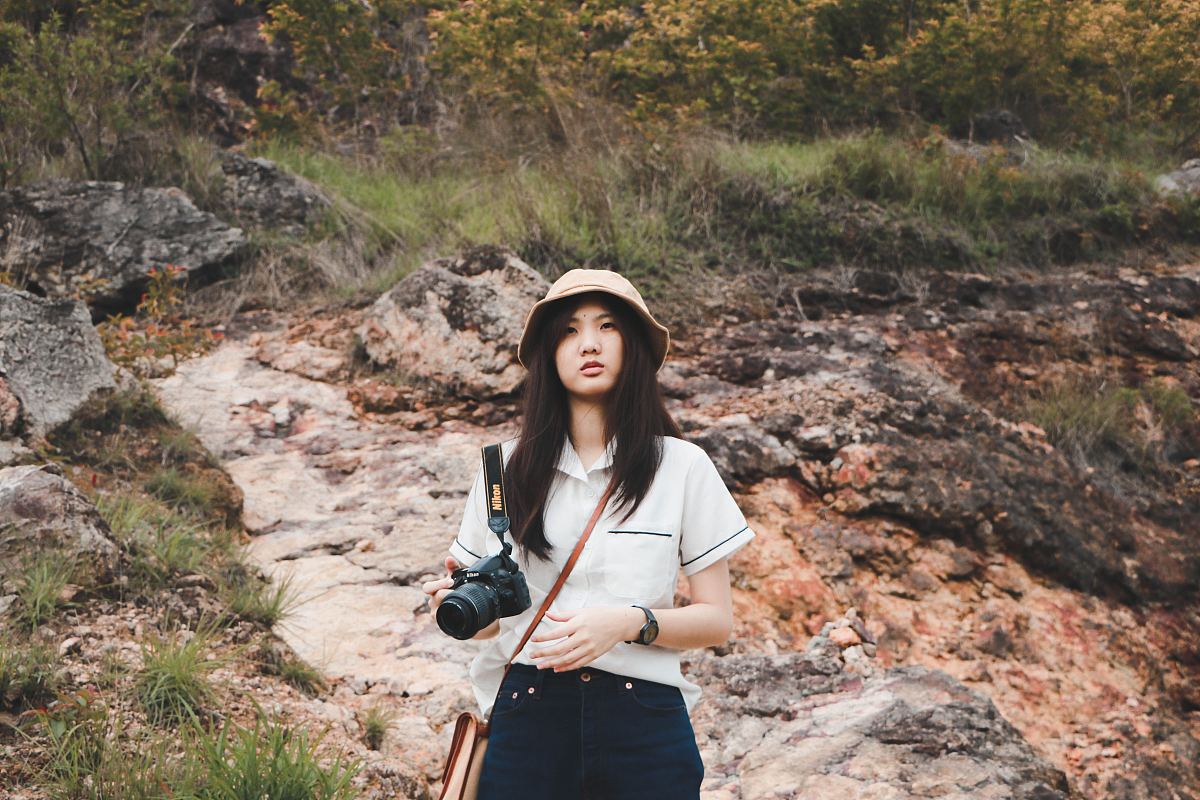 在户外拿着照相机的女人