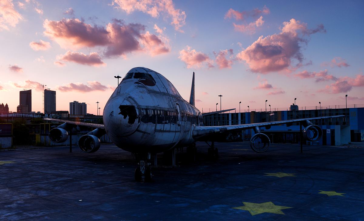 a dilapidated airplane