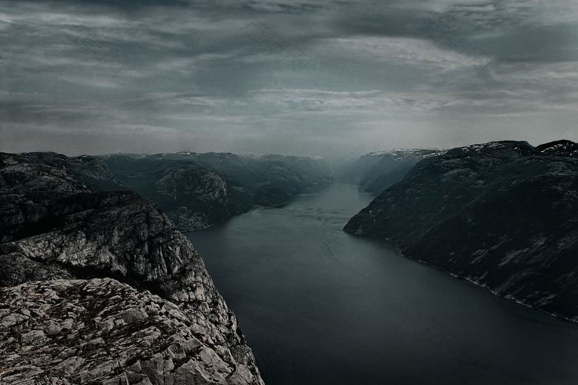 阴暗天空下的河边悬崖