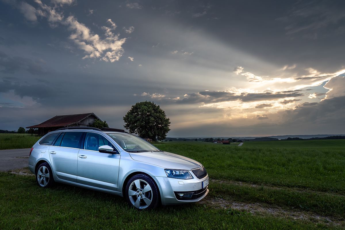 日落前的斯科达奥克塔维亚