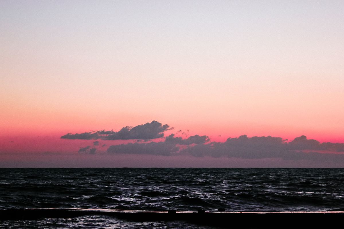 黎明或黃昏時海景和紅色天空