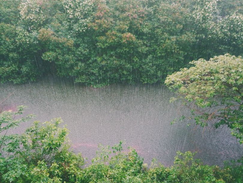 倾盆大雨倾泻在河上
