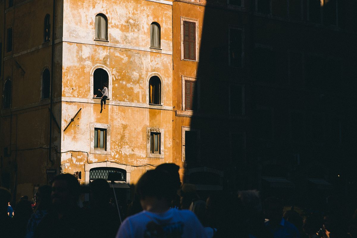 建筑物,阳光,阴影和窗户